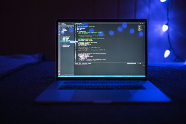 Web geliştirme için kod editörü açık bilgisayar